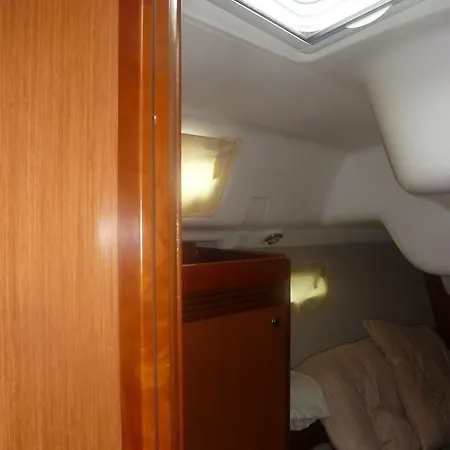 船上ホテル Le Vele Sailing Boat ロアーノ